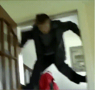 搞笑GIF：少年，你这样是找不到女朋友滴……