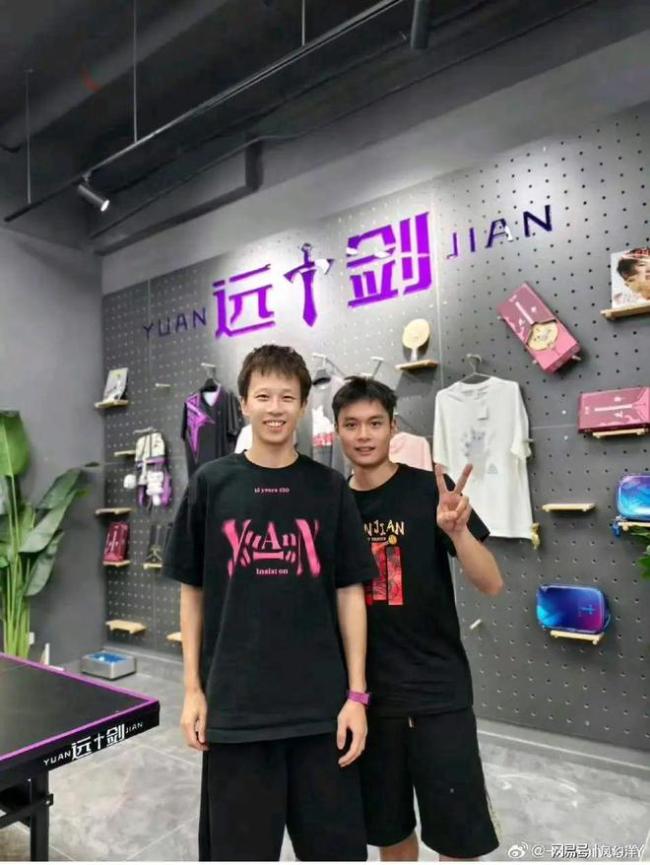 林高远陪弟弟参加毕业典礼